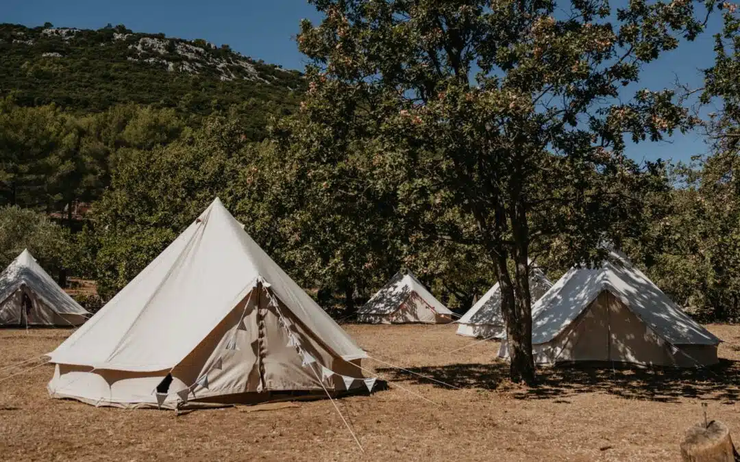 Mariage bohème à la maison dans le Sud