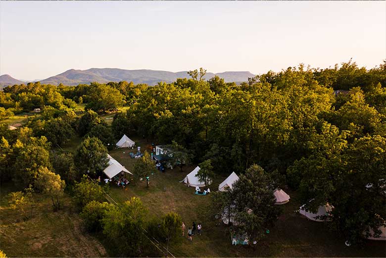 location tente mariage camping le rouquier vue aerienne