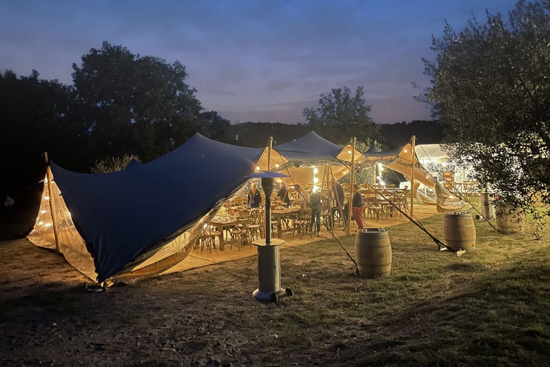 mariage sous une tente nomade en automne