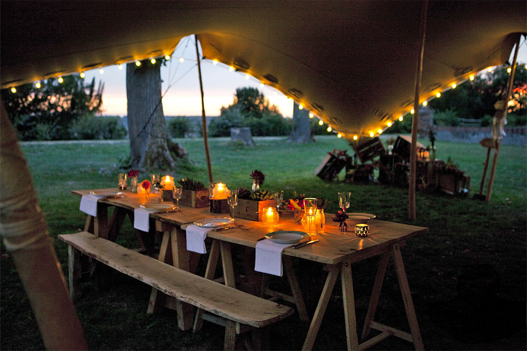 styles tables et chaises pour mariage sous tente nomade